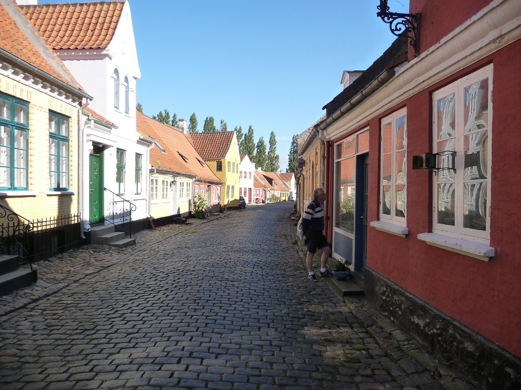 P1090647.JPG - Straatje in Ærøskøbing. 