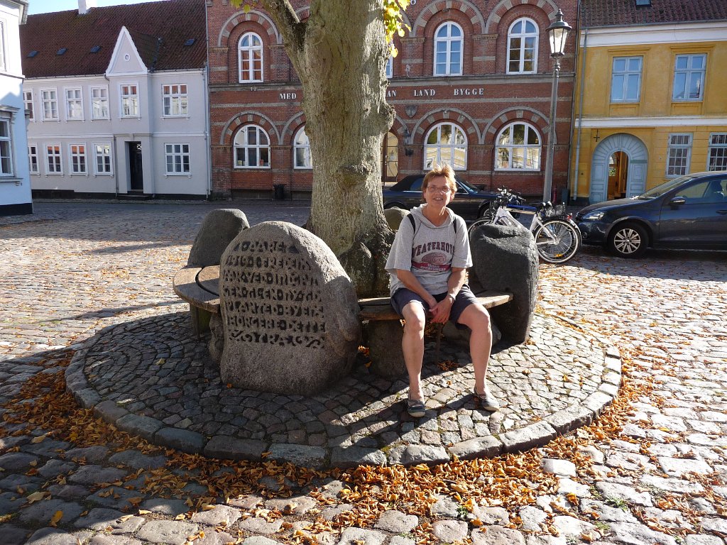 P1090656.JPG - Monique in Ærøskøbing.