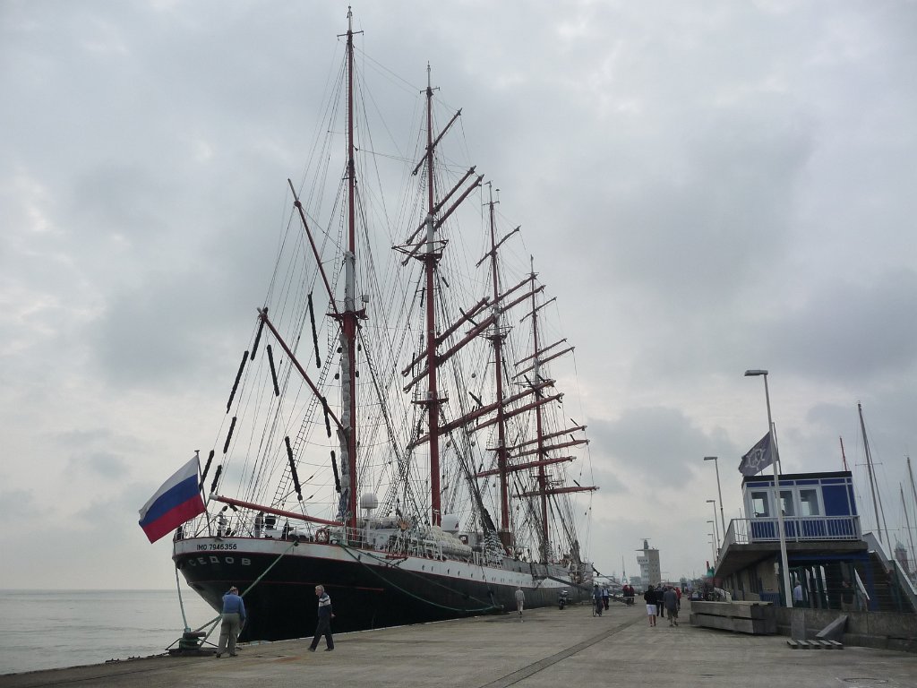 P1090771.JPG - De Russische viermastbark Sedov ligt ook in Cuxhaven.