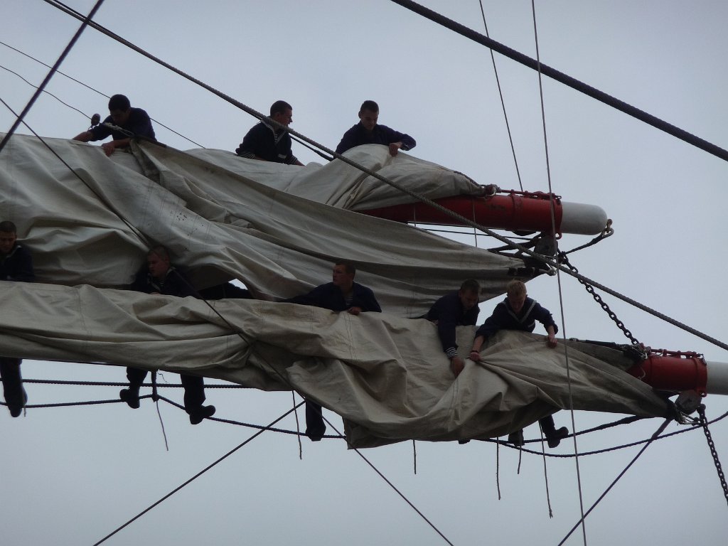 P1090790.JPG - Zeiloefening aan boord van de Sedov.