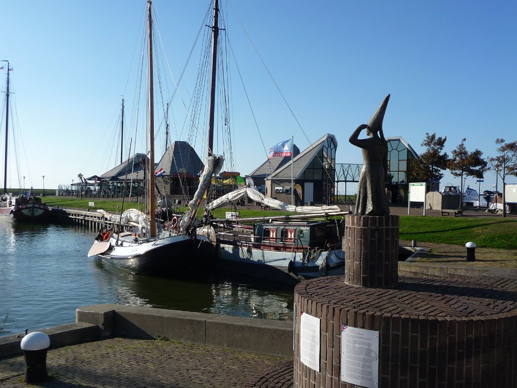 P1090832.JPG - Maar op loopafstand van het centrum met het beeldje van het Vrouwtje van Stavoren en de oude haven.