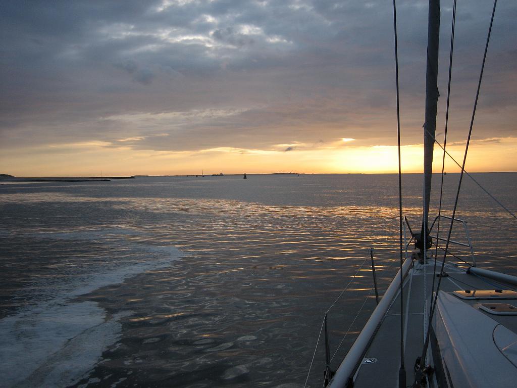 5378_ZonsopgangVlieland.jpg - De volgende ochtend vroeg Vlieland weer uit. Zonsopgang in de Vliestroom.