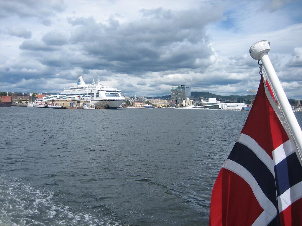 5417_OsloVanPont.jpg - Op het station in Oslo afscheid genomen en Oslo verkend. Allereerst natuurlijk een rondvaart door de haven.