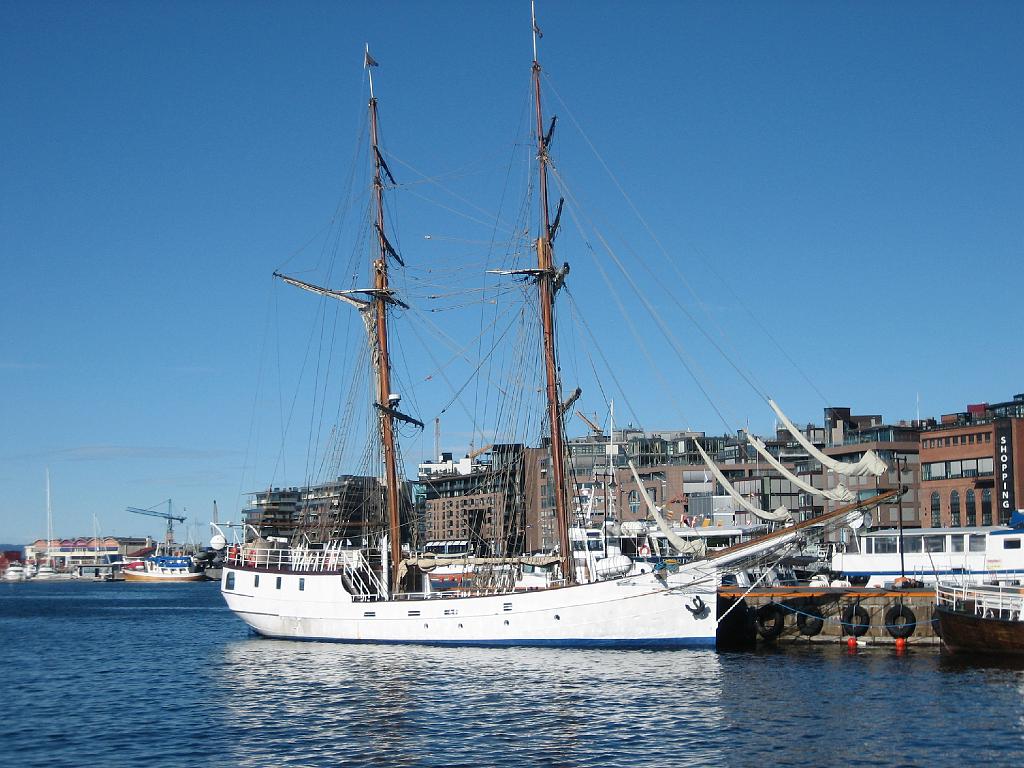 5437_OsloAkersbrygge+Jacht.jpg - De "Docklands" van Oslo heet Akersbrygge. Hier vertrekken de ponten naar het museumkwartier.