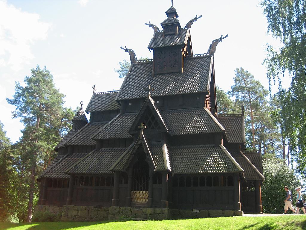 5475_OsloMuseumStavkirke.jpg - Een "Stavkirke" in het openluchtmuseum. Stammen uit de 12e eeuw. Oorspronkelijk zo'n 1200 over heel Scandinavië, nu nog zo'n stuk of 80 over. Ruiken heerlijk naar teer!