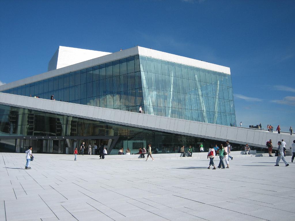 5503_OsloOpera.jpg - Nieuw in 2008: de opera. De trots van Oslo! Spectaculaire architectuur aan het water, vlak achter het station.