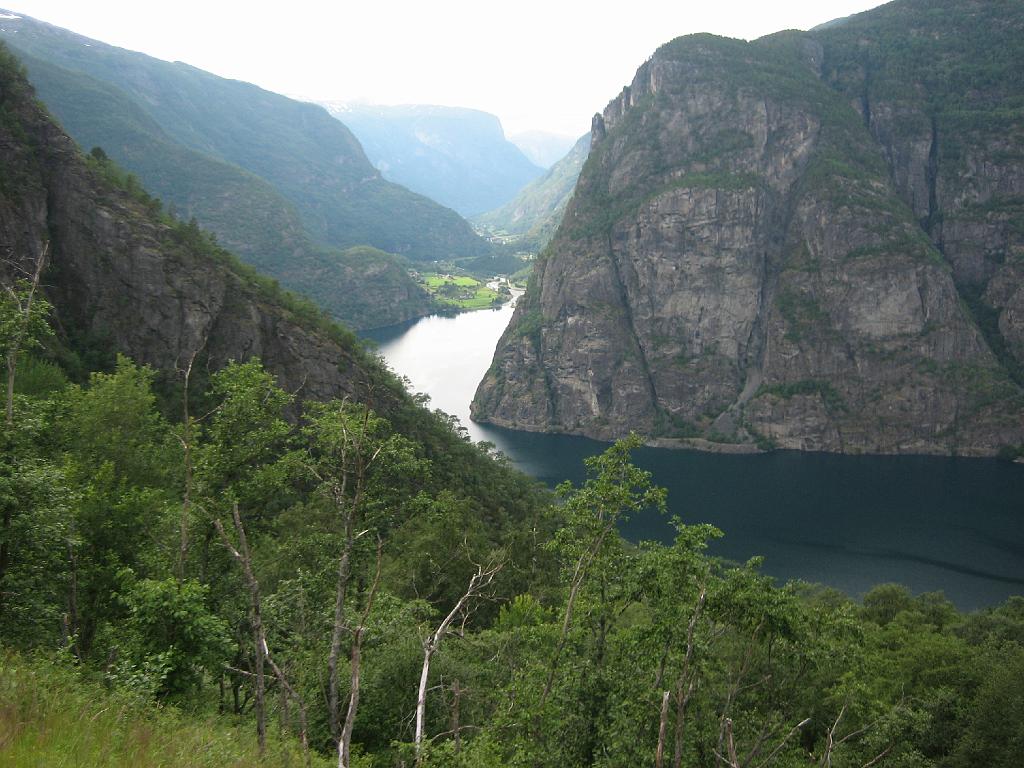 5590_Aurlandsdalen.jpg - Van de hoogvlakte val je steil de fjord in!
