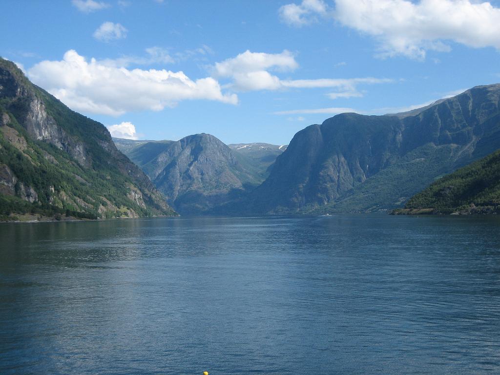 5637_Auerlandsfjorden.jpg - Na ons treintochtje de pont gepakt naar twee dorpen verderop. Eerst door de Auerlandsfjord (Aurland is het dorp in de verte), dan een stukje Sognefjord en tenslotte de Naeroyfjord naar Gudvangen.