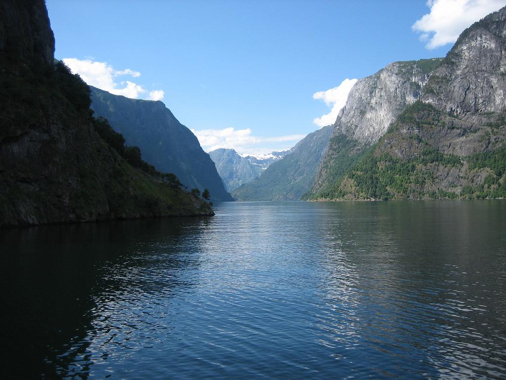 5689_Naeroyfjorden.jpg - De ingang van de Naeroyfjord. Naeroy betekent "smal". Smal is betrekkelijk.