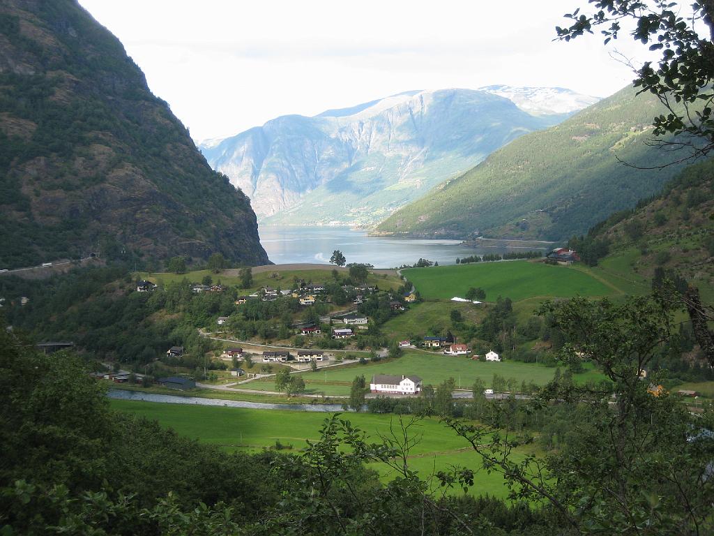 5756_Flam.jpg - Terug in Flâm. Naar de dichtstbijzijnde waterval geklommen.