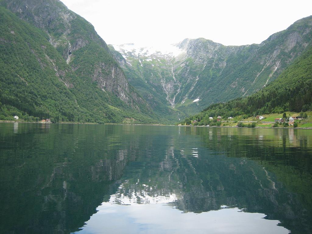 5914_BalestrandFjorden.jpg - De volgende dag de fjord overgestoken naar Balestrand. Dat is dé plaats om te wezen: keizer Wilhelm II zat hier toen de Eerste Wereldoorlog uitbrak. En we snappen waarom. In Balestrand een kano gehuurd en de plaatselijke uitloper van de Sognefjord een eind opgevaren.