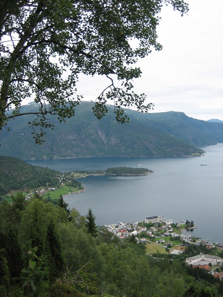 5941_Balestrand.jpg - En de andere kant. Op de voorgrond Balestrand. Eén groot touristengat, maar wel mooi. De kleinste witte blokkendoos is ons hotel.