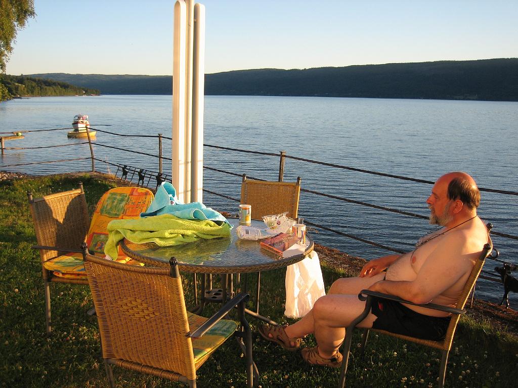 6032_RandsfjordenGrymyrHoteltuinJS.jpg - Een kilometer of 30 vóór Oslo gestopt en bij toeval een pensionnetje gevonden aan een fjord. Een binnenmeer, het water was lekker warm. Om acht uur 's avonds nog even gezwommen. Om negen uur 's avonds is de zon nog warm genoeg om je te drogen.