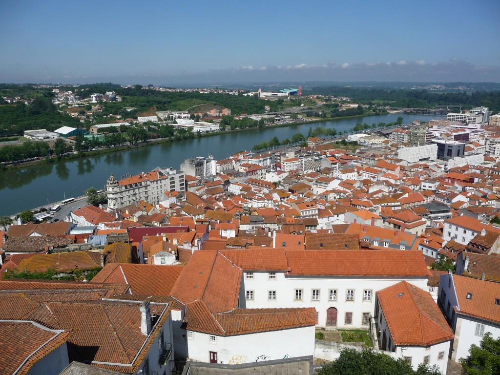 P1050622.JPG - De Mondego vanaf (de universiteit van) Coimbra. Ons hotel is in het gebouw met het koepeltje, links van het midden.