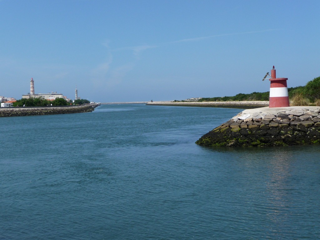 P1050756.JPG - "Het zand voor de kust van Aveiro" heeft de stad geen goed gedaan. Maar op het zand is inmiddels een redelijk grote havenstad annex badplaats verrezen.