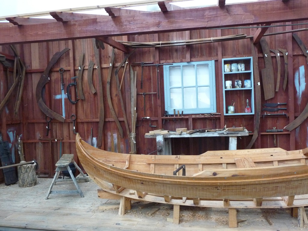 P1050794.JPG - Een kilometer of 20 buiten Aveiro ligt een enorm scheepvaartmuseum. Alle Portugese kabeljouwvissers kwamen uit deze buurt. Dus een replica van een werfje waar "dories" gebouwd werden. Lees "Captains courageous" er maar op na.