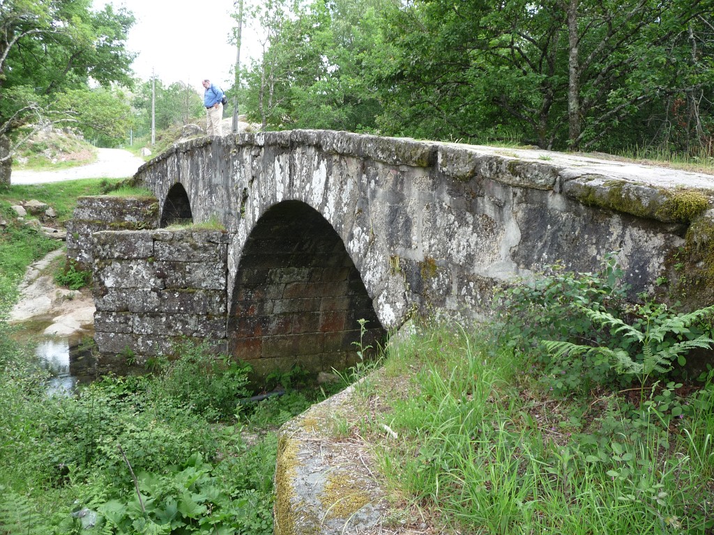 P1050950.JPG - Een middeleeuwse brug. Wat nu natuurpark is, was tot diep in de 19e eeuw een vrij dichtbevolkt landbouwgebied.