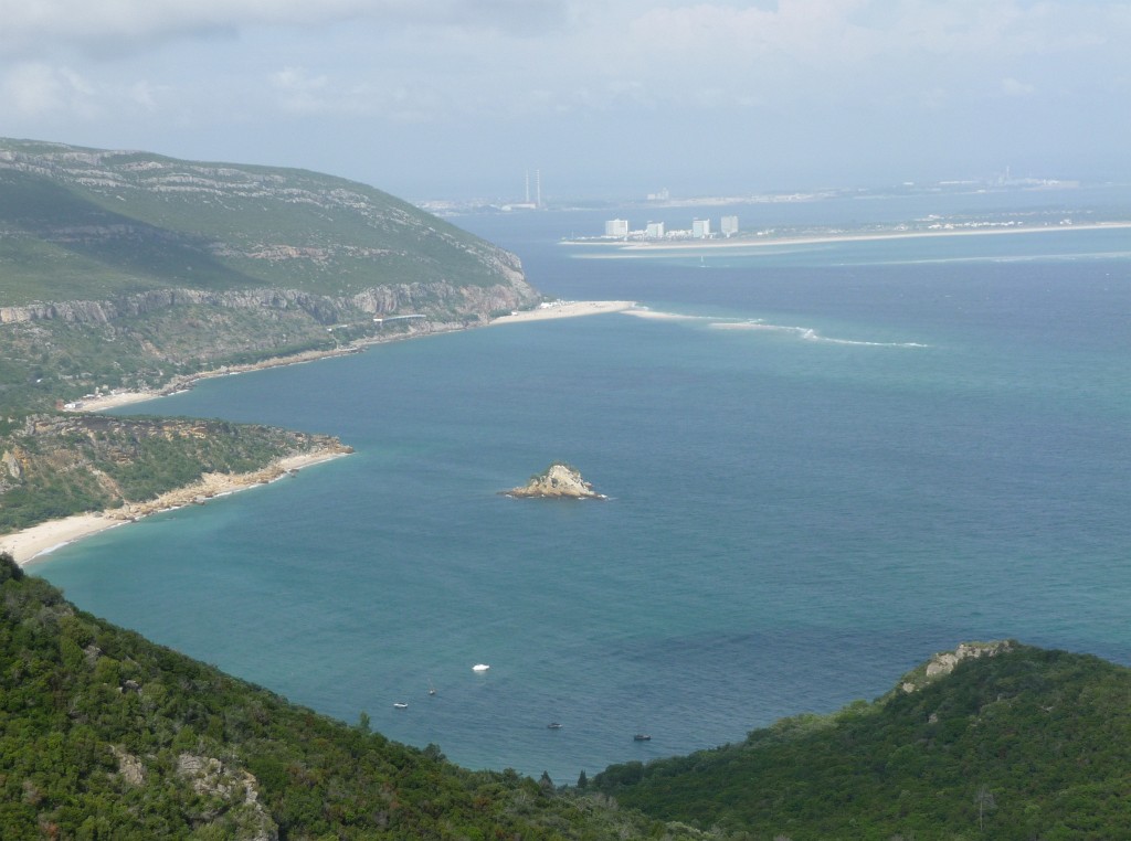 P1060086a.JPG - TussenSetúbal en Sesimbra ligt een steile bergketen, de Arrábida. Dat geeft spectaculaire plaatjes. Setúbal op de verre achtergrond, ons favoriete strandje ligt bij de zandbank.