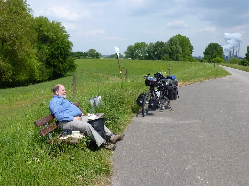 P1050968.JPG - Een lunch rustje, midden in het Ruhrgebied. De Rhein Radweg kent de rustige weggetjes.
