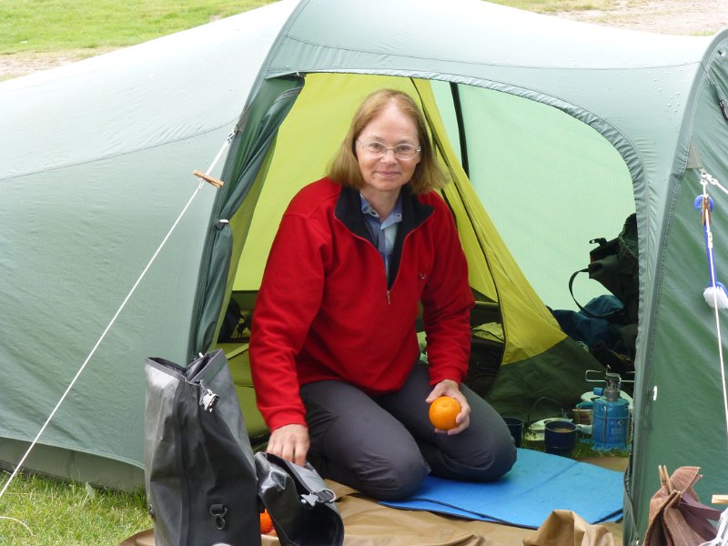 P1050980.JPG - Nanette aan het ontbijt. Voor we opstaan krijgen we eerst een kop koffie in de tent. 