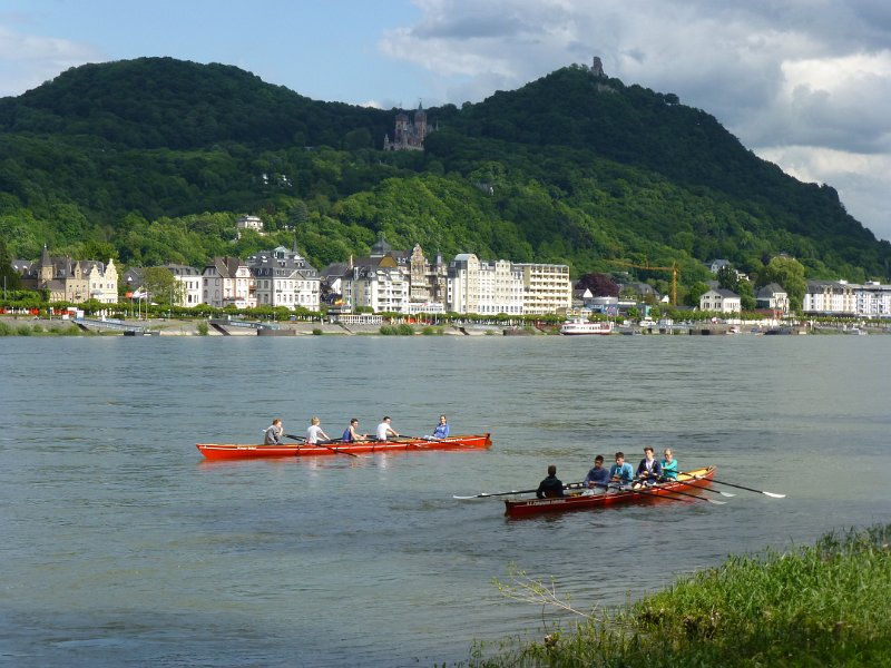 P1060037.JPG - Wer komen die dag een heel eind. Königswinter met de Drachenfels.