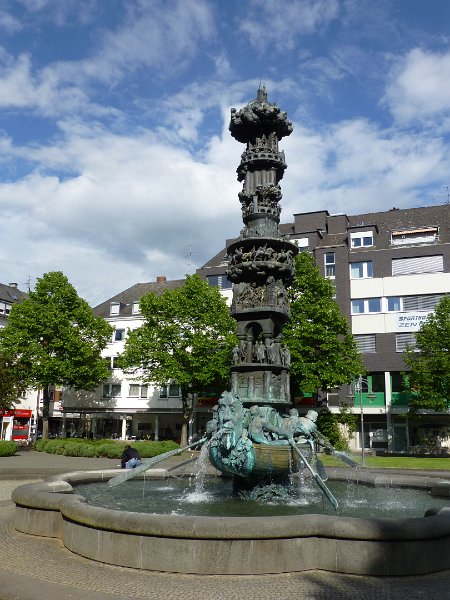 P1060100.JPG - Koblenz blijkt een verrassend leuke stad. Met rare fonteinen. Duitsers hebben best gevoel voor humor!