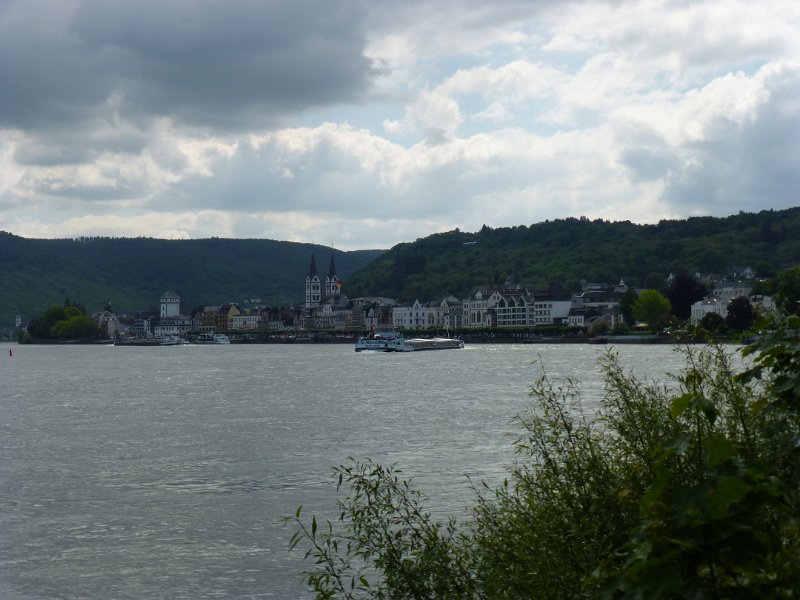 P1060113.JPG - Donderdag 21 mei. Nu volgt een stuk romantische Rijn: de Lorelei, het wijnbouwgebied, het Binger Loch ... Uitzicht op Boppard.