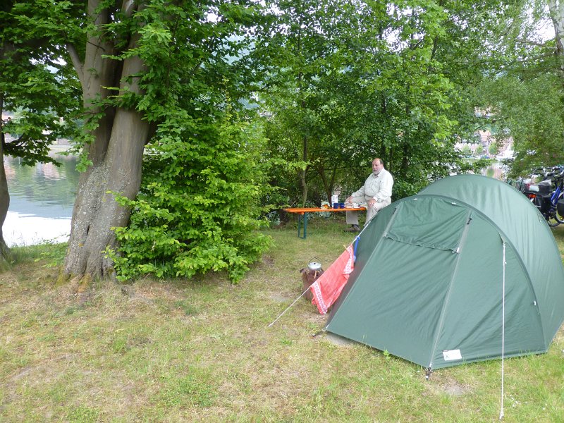 P1060207.JPG - Het is pinksteren, de camping van Miltenberg is hartstikke vol. Wij krijgen een plaatsje ver van de drukte, naast de caravan van de man die ik eerst als "Chef" aanspreek. Zijn collega's corrigeren me: "Junior Chef". Maar we staan wel pal aan de Main. Slijmen helpt.