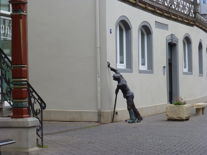 P1060344.JPG - Hadden we niet gezegd dat Duitse beeldhouwers gevoel voor humor hebben? Rothenburg a/d Fulda.