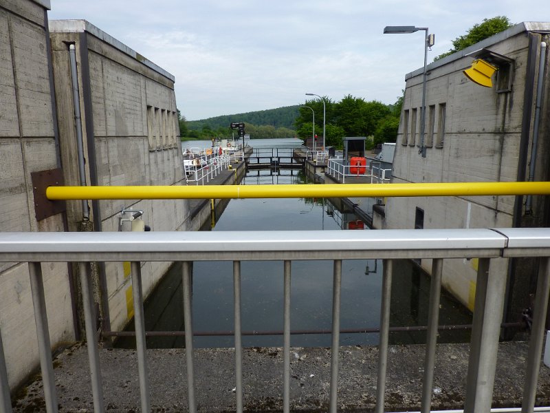 P1060384.JPG - Donderdag 28 mei. De Fulda is inmiddels bevaarbaar, maar wij zien alleen jachten en wat bootjes van de plaatselijke waterstaten. (Letterlijk: het Bundes Wasserbau Amt, maar de Fulda is hier ook de grens tussen Hessen en Saksen-Anhalt, en die hebben natuurlijk elk hun eigen waterstaat). Dus de sluizen liggen er in het voorzeizoen wat verlaten bij.