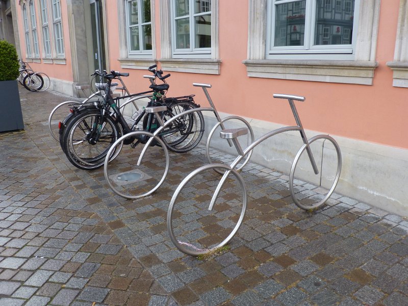 P1060419.JPG - De volgende dag is een echte regendag. Ik (Jan) heb gisteravond een kabel gebroken, dus we zoeken een fietsenmaker die dat repareert en ook verder klein onderhoud aan mijn fiets doet. Blijk dat dat kan. Hamelen blijkt ook verder wel een fietsvriendelijke stad, kijk alleen maar naar deze nietjes!