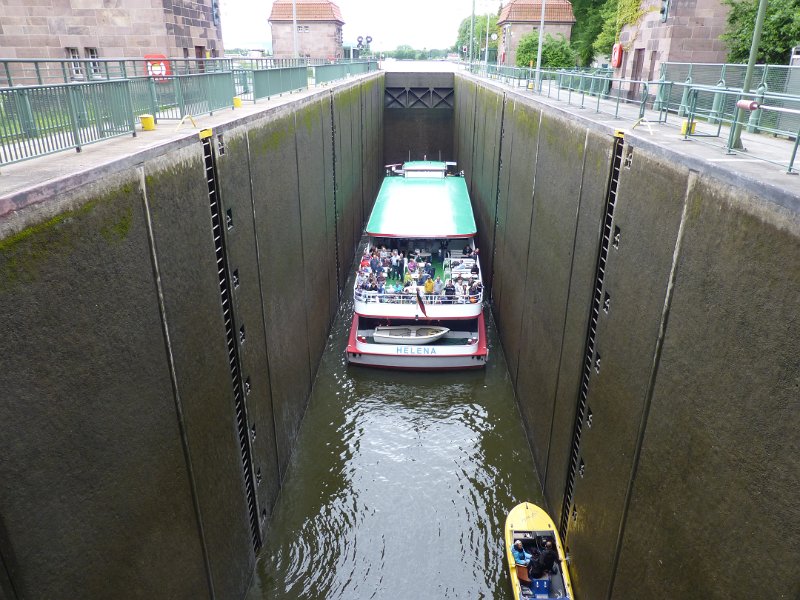 P1060438.JPG - Bij het aquaduct ligt een sluis naar de Weser. Op zijn Duits: een Schachtschleusse. Je zit waarom.