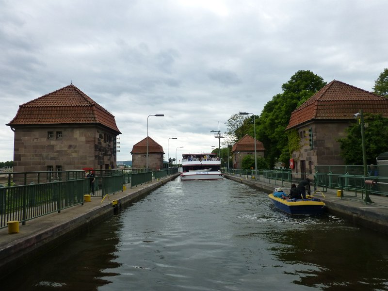 P1060449.JPG - Een kwartiertje later. Het water wordt overigens in kamers bij de sluis zelf gepompt, zodat het kanaal niet leegloopt.