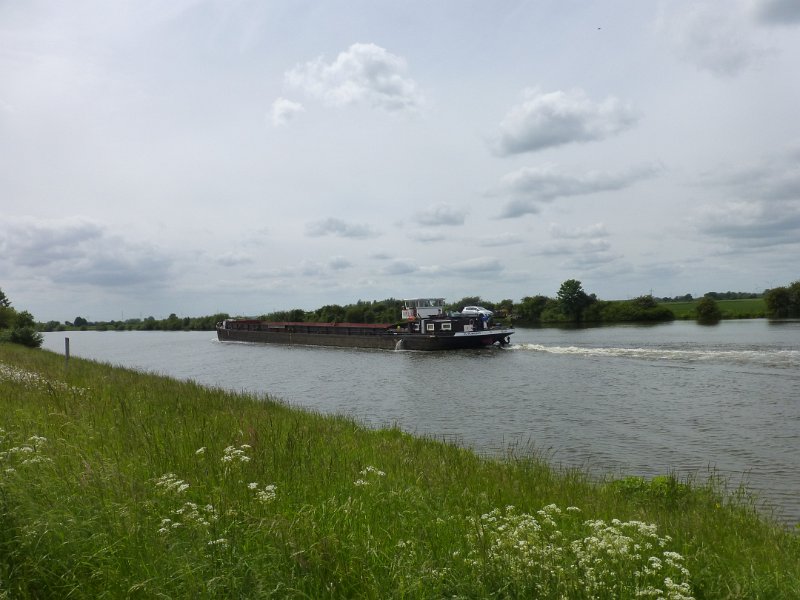 P1060475.JPG - We fietsen nu al drie dagen langs de Weser, nog geen serieus schip gezien. Hè-hè, eindelijk!