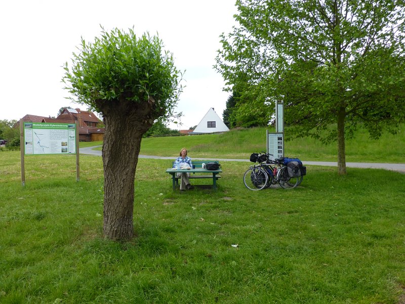 P1060492.JPG - 2 juni. Vandaag Bremen passeren. Voor het eerst harde wind tegen. Na een flink stuk door open land zitten we bij te komen op een bankje aan de Eyter bij Thedinghausen. Ondanks de harde wind doen we die dag toch 105 kilometer. 