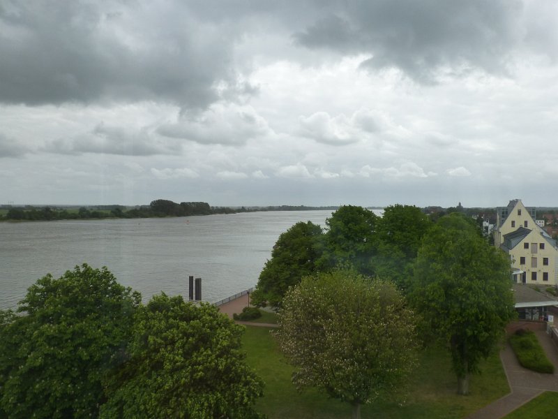 P1060501.JPG - Woensdag 3 juni: Tussen Bremen en Bremerhaven liggen allerlei scheepvaartmusea, dus het tempo gaat omlaag. Eén ervan zit in het voormalige  semafoor van Brake. Mooi uitzicht!