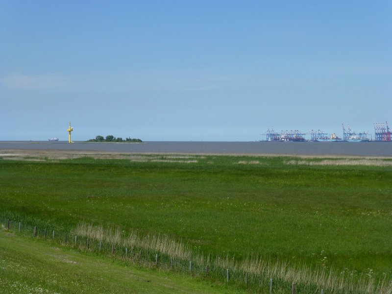 P1060575.JPG - Die middag (4 juni) steken we weer over en rijden door het Butjadingerland naar het westen. De monding van de Weser bij Bremerhaven. Vorig jaar voeren we ergens daar buiten!