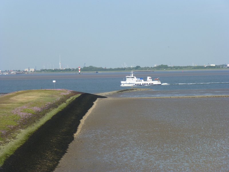 P1060585.JPG - 5 juni. We nemen de pont naar Wilhelmshaven. De route wil dat we de hele Jadebusen rond fietsen, maar met de pont snijden we 80 kilometer af.