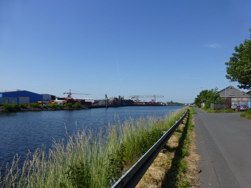 P1060598.JPG - Zelfde verhaal. De Noordzeeroute wil dat we de hele kust van Oost-Friesland af fietsen. Maar we willen naar huis. We nemen het Eems-Jadekanaal, toch langs het water.